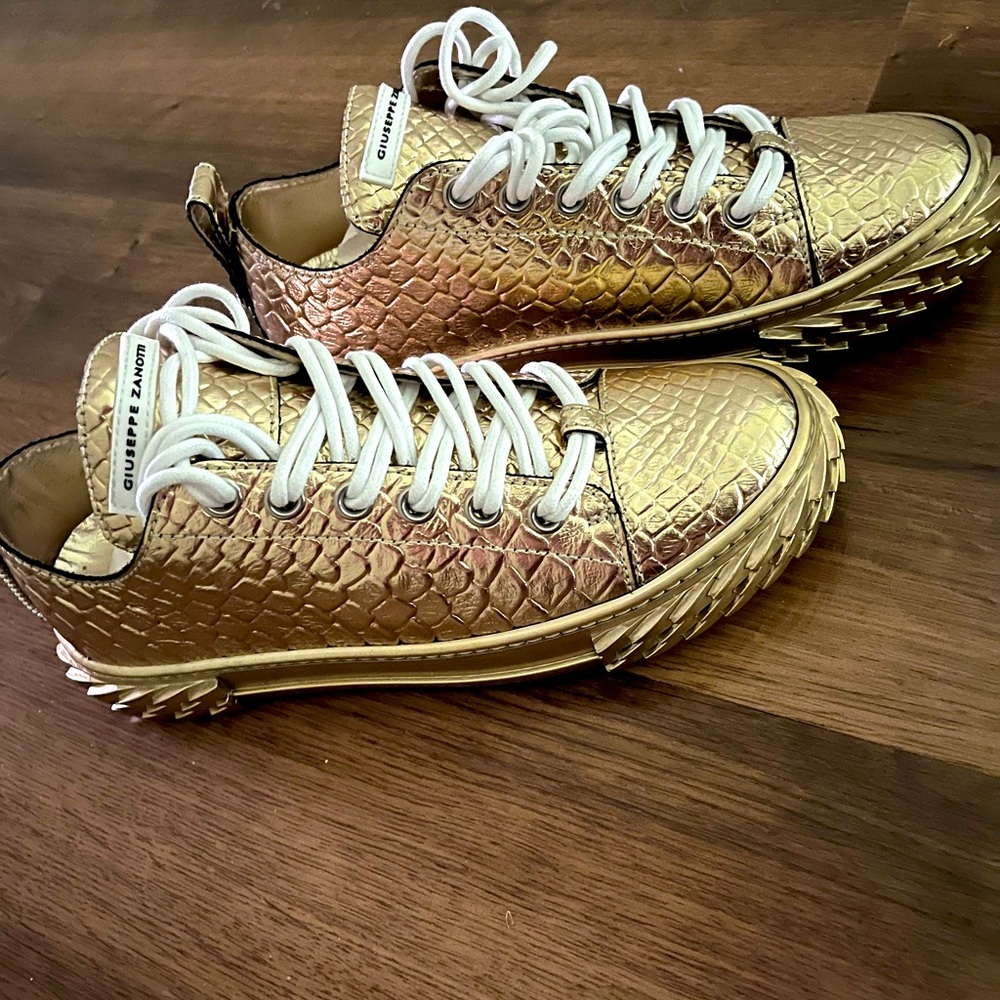 Gold Giuseppe Zanotti sneakers. Never worn. EU (39) US (8.5/9)💛